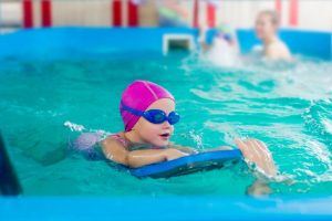 ۱۰ فایده‌ی آموزش شنا به کودکان که نمی دانستید!
