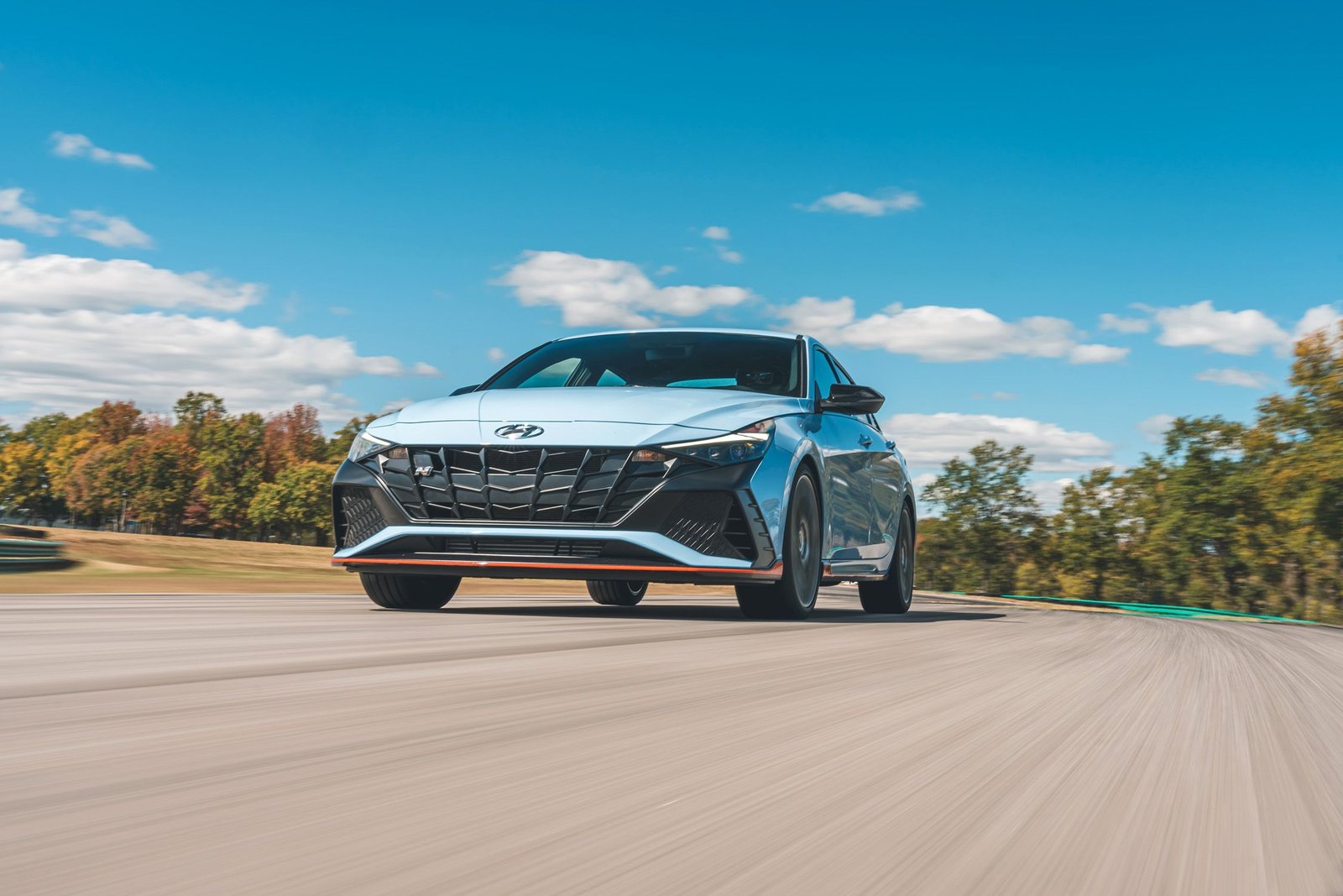 افزایش قدرت و دقت: برای سواری هیجان انگیز با هیوندای الانترا N آماده شوید افزایش قدرت و دقت: برای سواری هیجان انگیز با هیوندای الانترا N آماده شوید