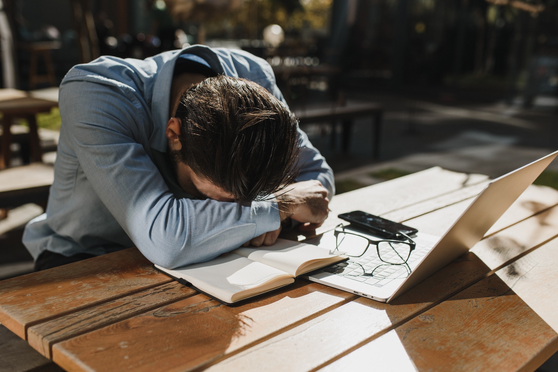 مرد خسته در حین کار - 5 دلیل برای اینکه همیشه احساس خستگی می کنید، به علاوه نکاتی برای افزایش انرژی شما