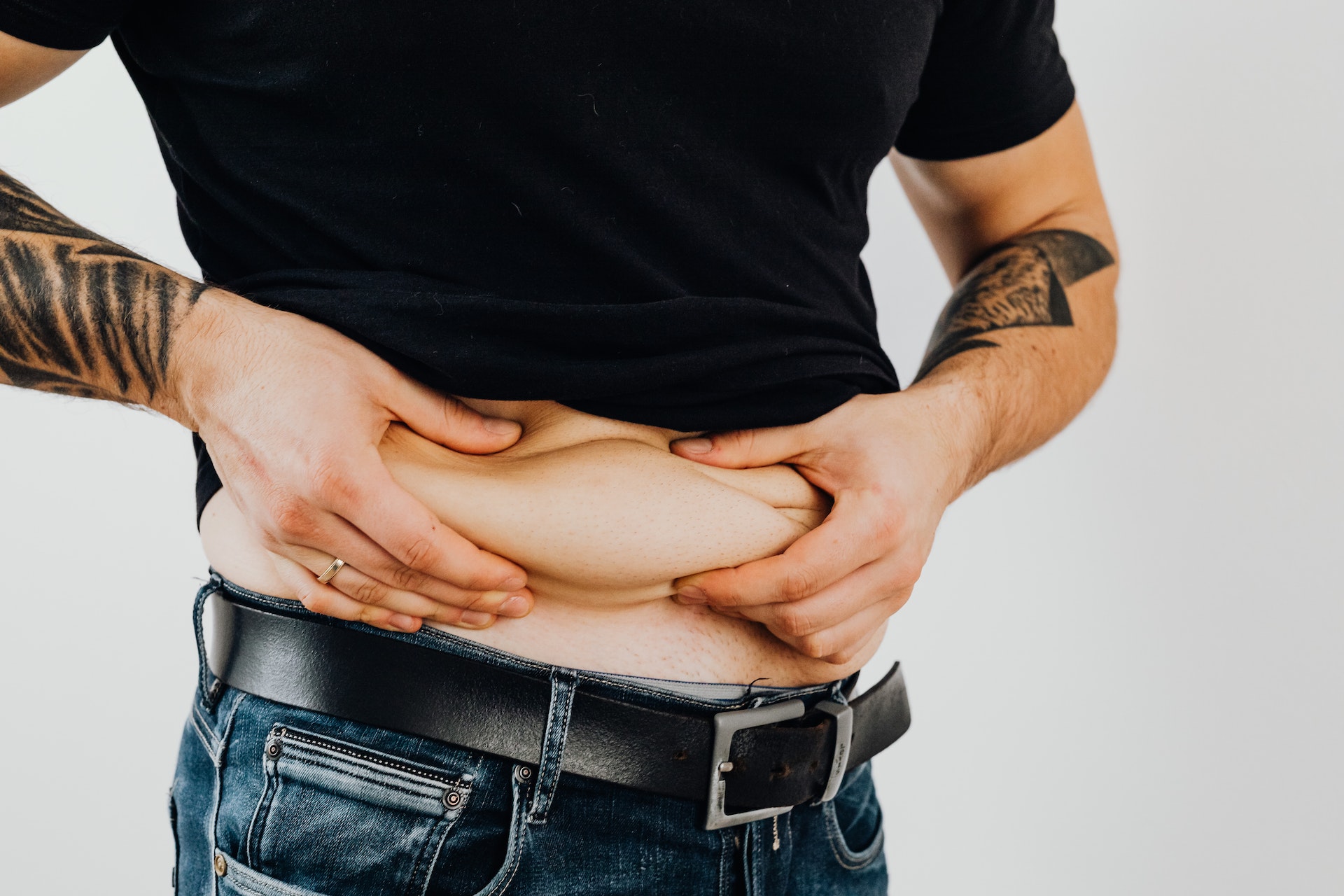 مرد دارای اضافه وزن - 12 راه برای از بین بردن چربی های سرسخت شکم در مردان