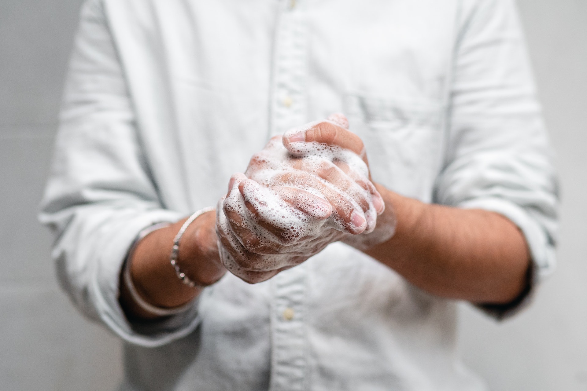 شستن دست -چگونه با ترس(فوبیا) خود از میکروب مقابله کنیم؟