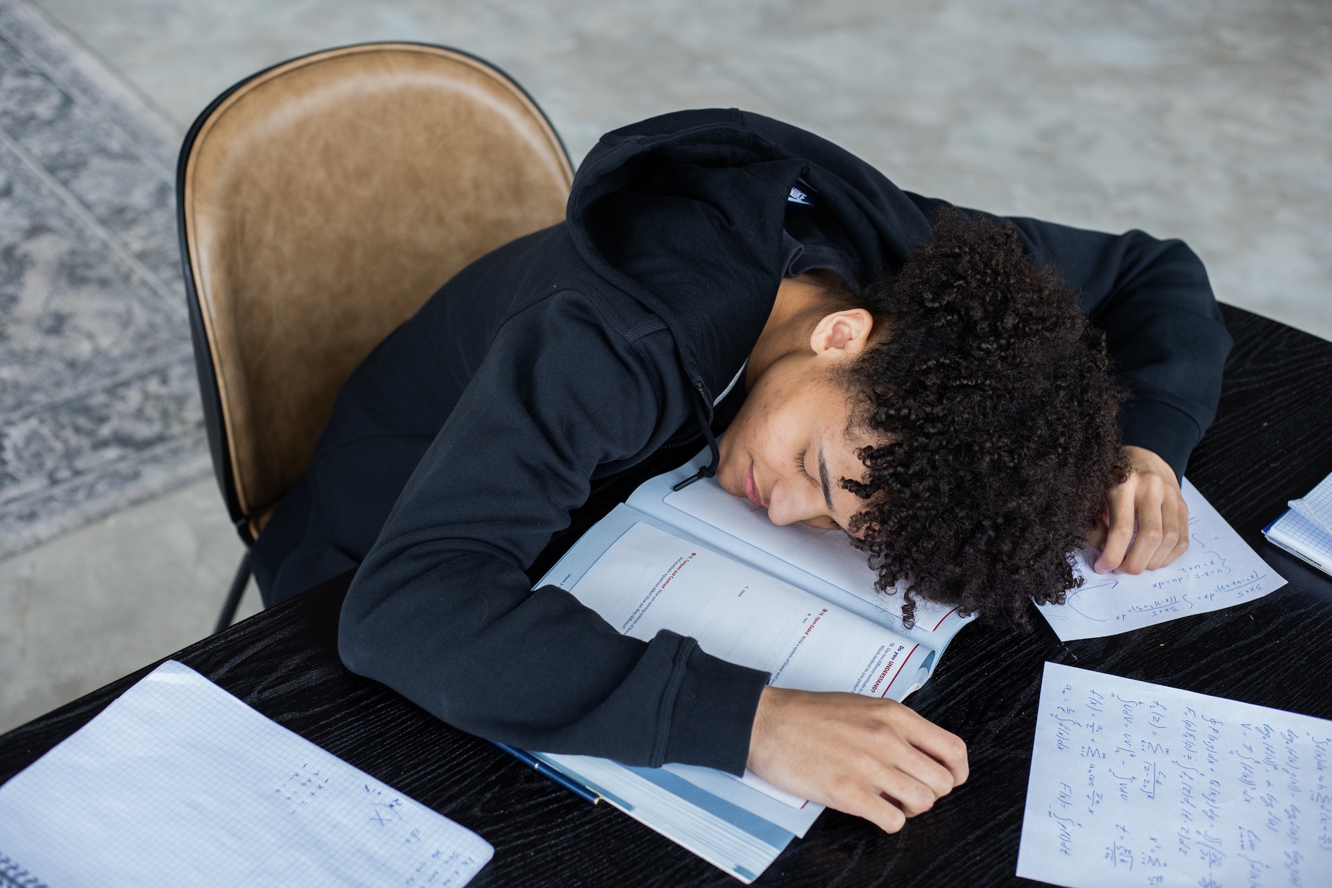 مرد خسته در حین درس خواندن - 5 دلیل برای اینکه همیشه احساس خستگی می کنید، به علاوه نکاتی برای افزایش انرژی شما