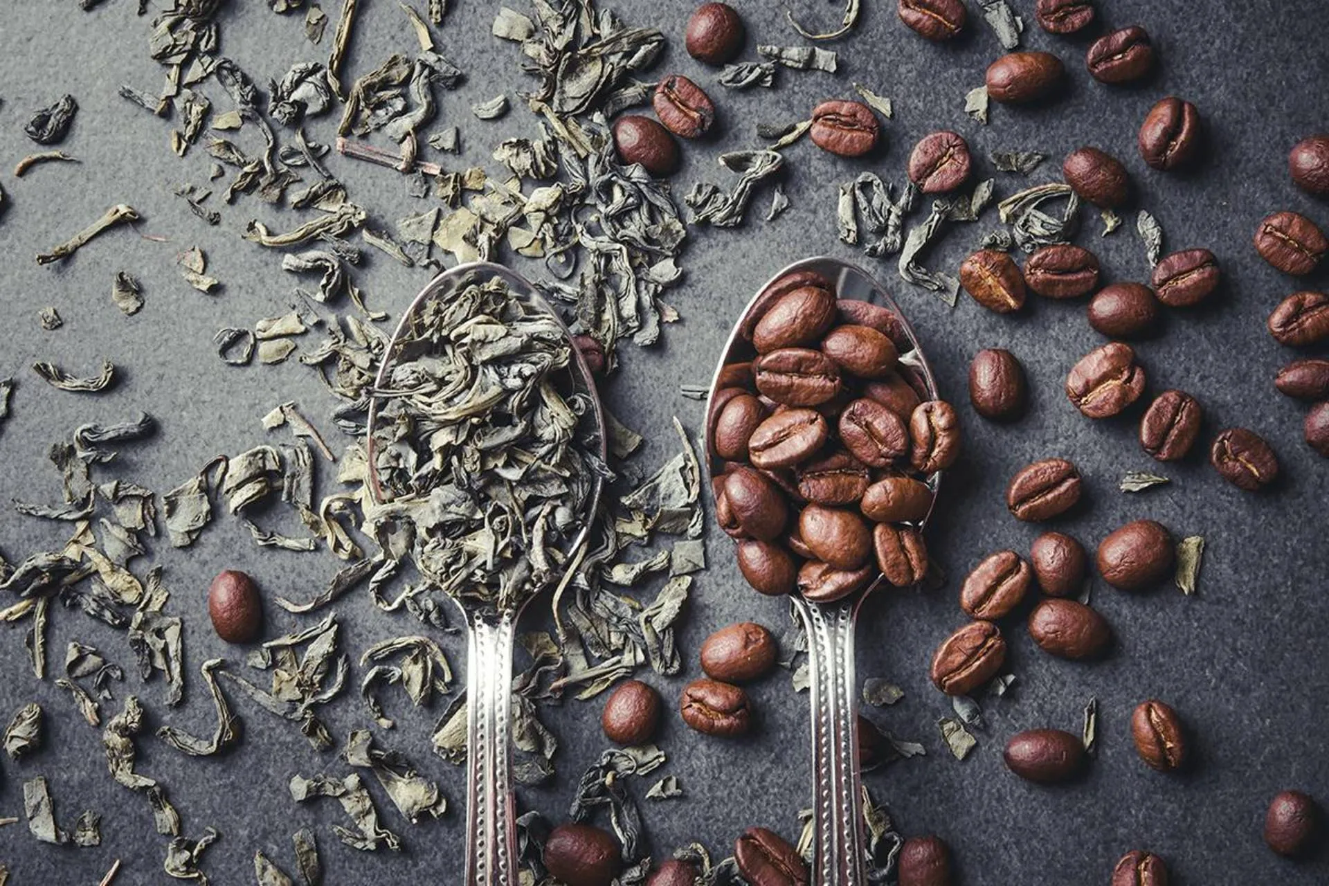 مقایسه میزان کافئین در چای و قهوه: کدامیک بیشتر دارد؟