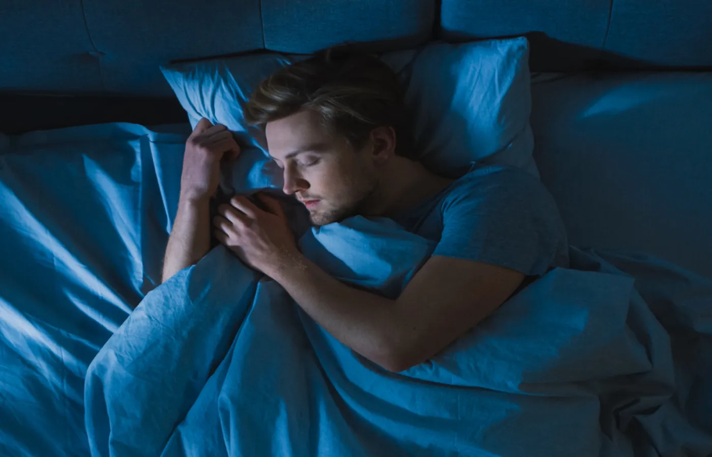 تأثیر نور بر خواب : چگونه رنگ‌های مختلف بر کیفیت خواب تأثیر می‌گذارند