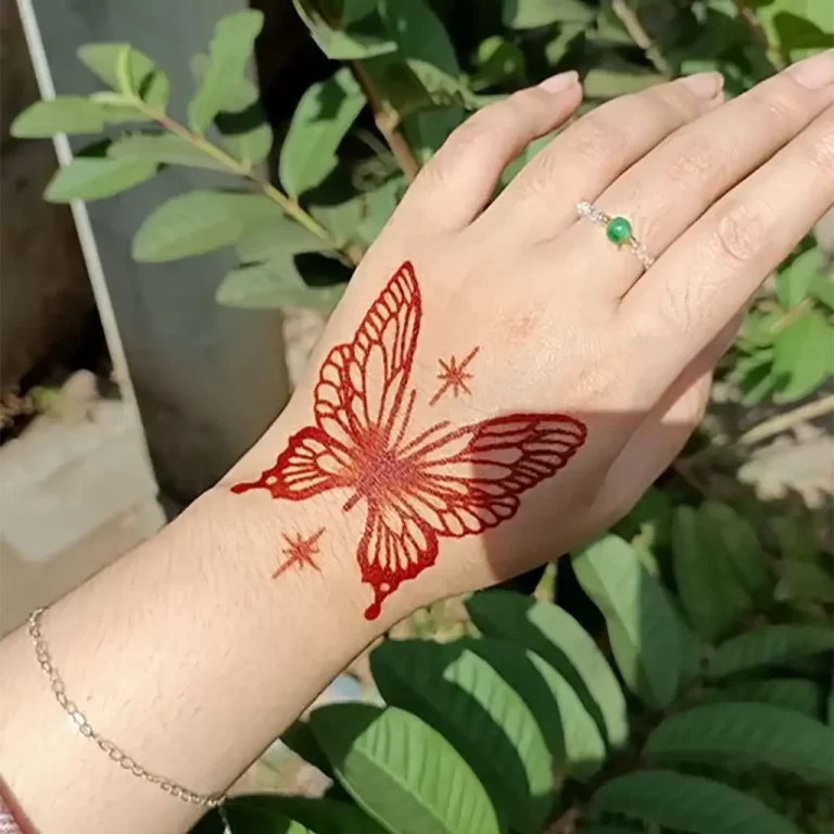نقش حنا پروانه روی دست