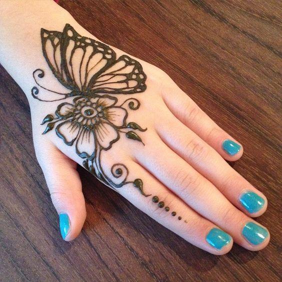 نقش حنا پروانه روی دست 
