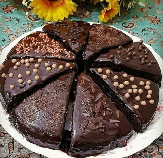 طرز تهیه کیک براونی مرطوب با سس شکلات : سریع و آسان