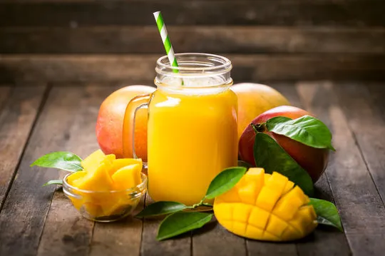 آب انبه: ۸ خاصیتِ سلامتیِ این نوشیدنی میوه‌ای در تابستان